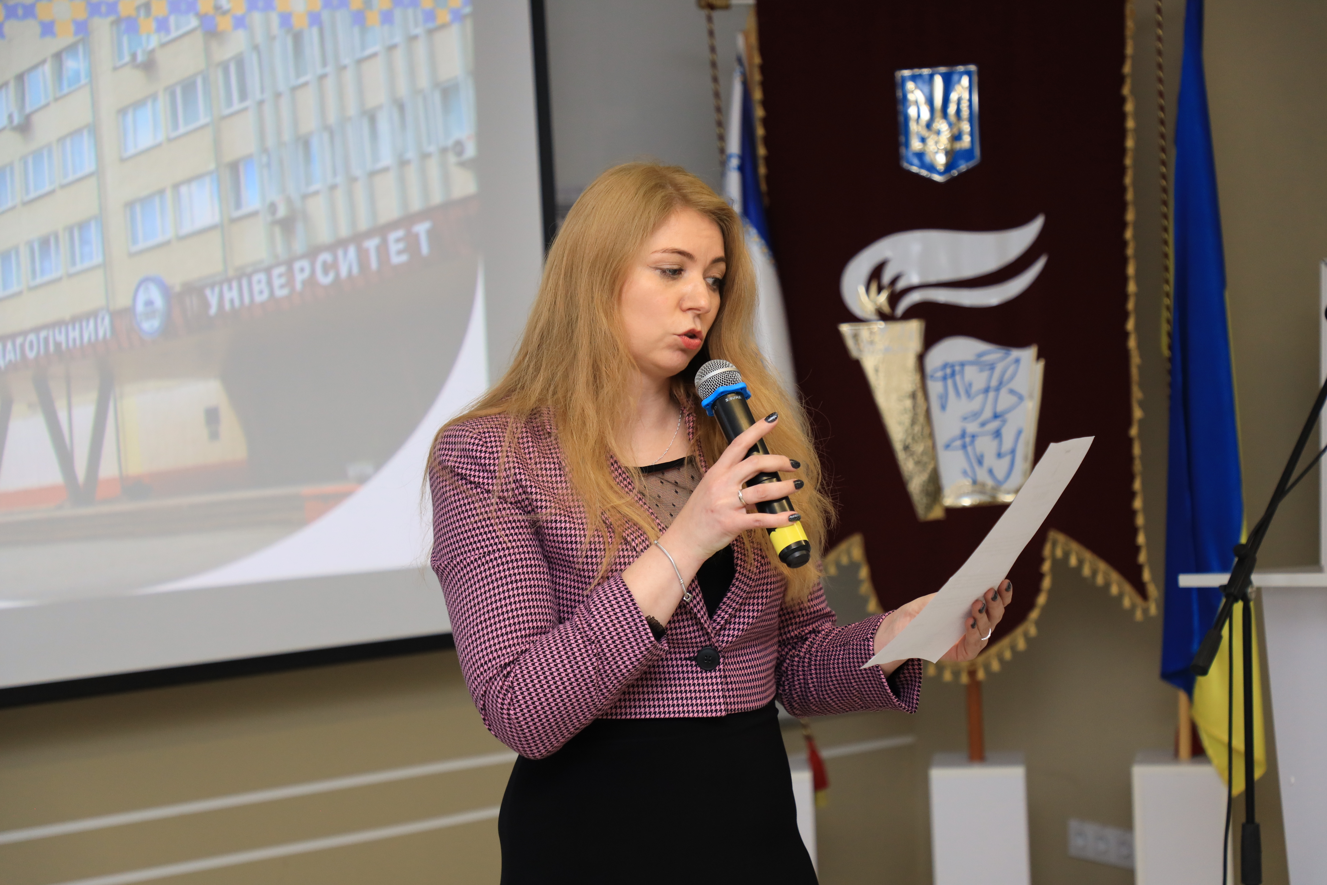 Вікторія Гевко озвучує наказ МОН